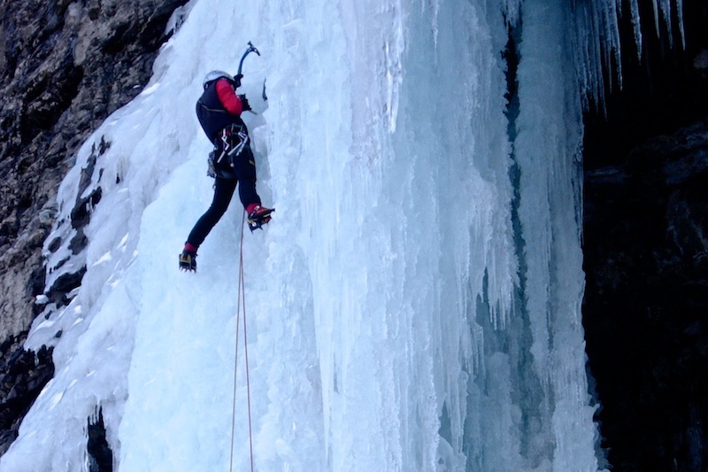 Su ghiaccio la cosa più difficile nello scalare da capocordata è imparare a proteggersi correttamente.