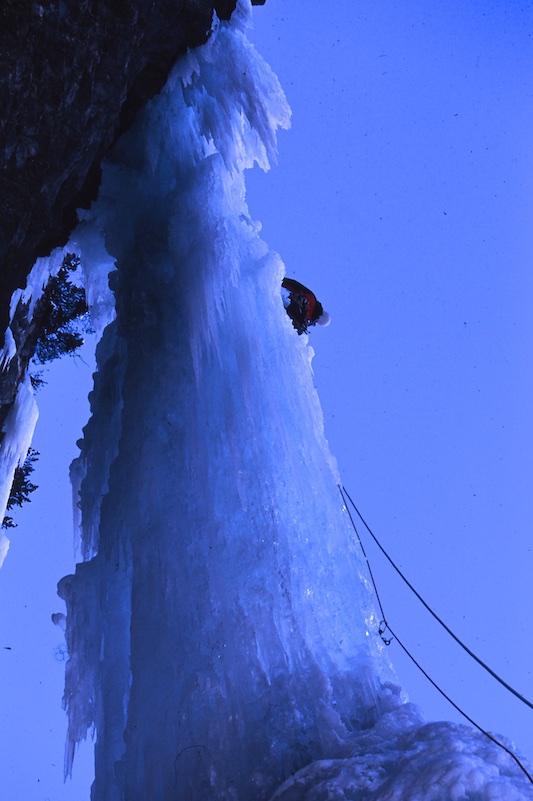 A livello gestuale su terreno verticale la salita su ghiaccio somiglia sempre di più a quella su roccia.
